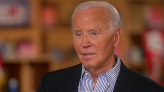 Présidentielle américaine: Biden s'obstine à défendre sa candidature lors d'une interview cruciale