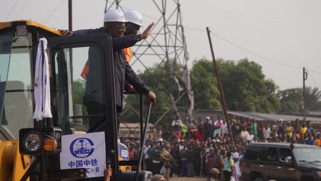 RDC : le président Tshisekedi pose la première pierre des rocades de Kinshasa dans le cadre du programme de coopération sino-congolais