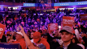 Donald Trump en meeting à New York, ses supporters enchaînent les insultes et les remarques racistes