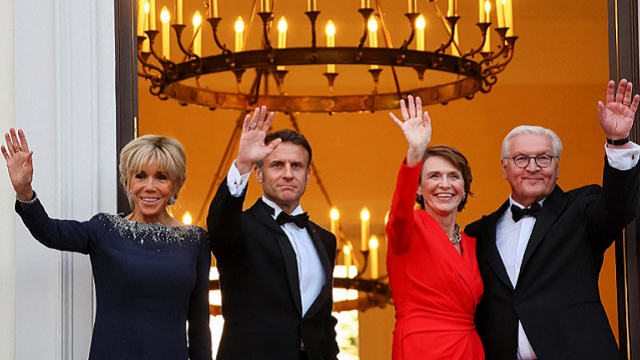En images : Emmanuel et Brigitte Macron en tenue de gala pour un luxueux dîner d’État en Allemagne