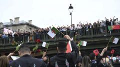 JO 2024 : sur la Seine, l'Algérie rend hommage aux victimes du massacre du 17 octobre 1961 à Paris