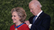 Etats-Unis : Clinton, Soros, Messi… Avant de passer la main à Trump, Biden décore à tout-va