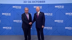 BRICS: les images de la poignée de main entre Vladimir Poutine et le patron de l'ONU Antonio Guterres